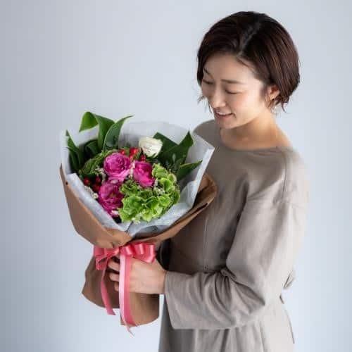 【花に記念日プリント】”生花”季節のブーケ ピンク Sサイズ「プロポーズとギフト専門店パティスリーフラワー」
