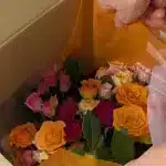 花通販の段ボールを開封した内部の丁寧な固定と保護梱包の検証写真